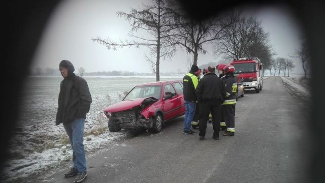 Żuławki/ Broniewo: Auto w rowie, kierująca była pod wpływem alkoholu.