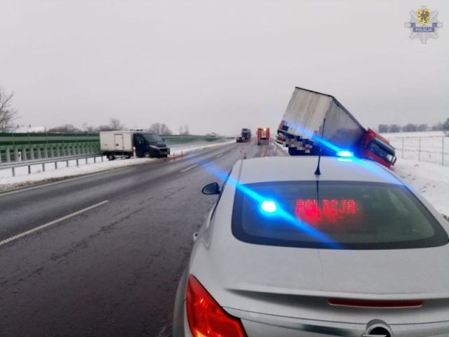 Wypadki w powiecie nowodworskim. Policjanci apelują o rozwagę na drodze.