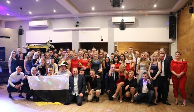 Przyjaciele, piłkarze, trenerzy Pomezanii Malbork na VII Balu Sportowca.