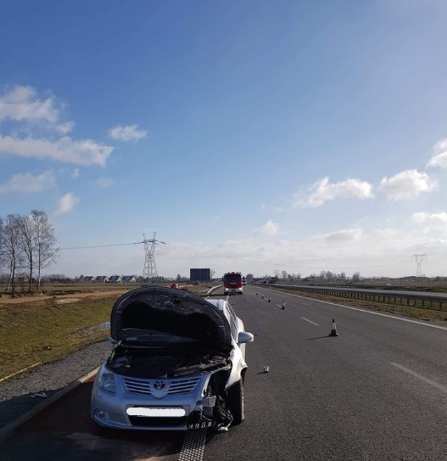 Samochód osobowy wjechał w tył ciężarówki na S7.