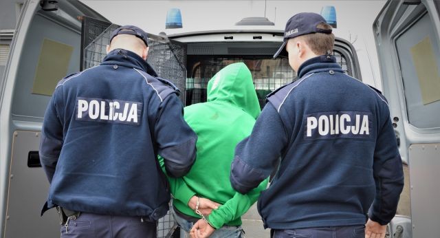 Ukrył narkotyki w bieliźnie i naruszył nietykalność osobistą policjanta