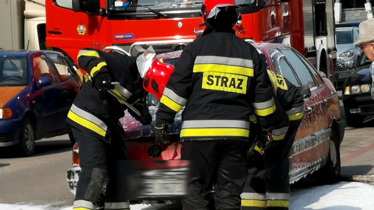 Pożar samochodu na Grudziądzkiej. Spaleniu uległa cała komora silnika.&#8230;