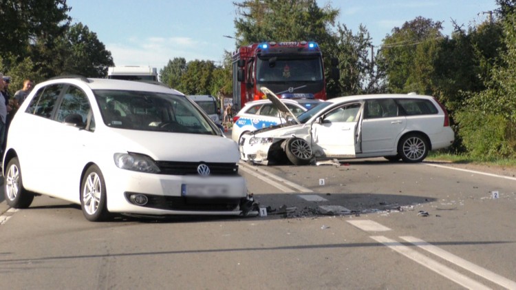 Wstępne ustalenia: 22- latek zjechał na przeciwległy pas ruchu. 6 osób&#8230;