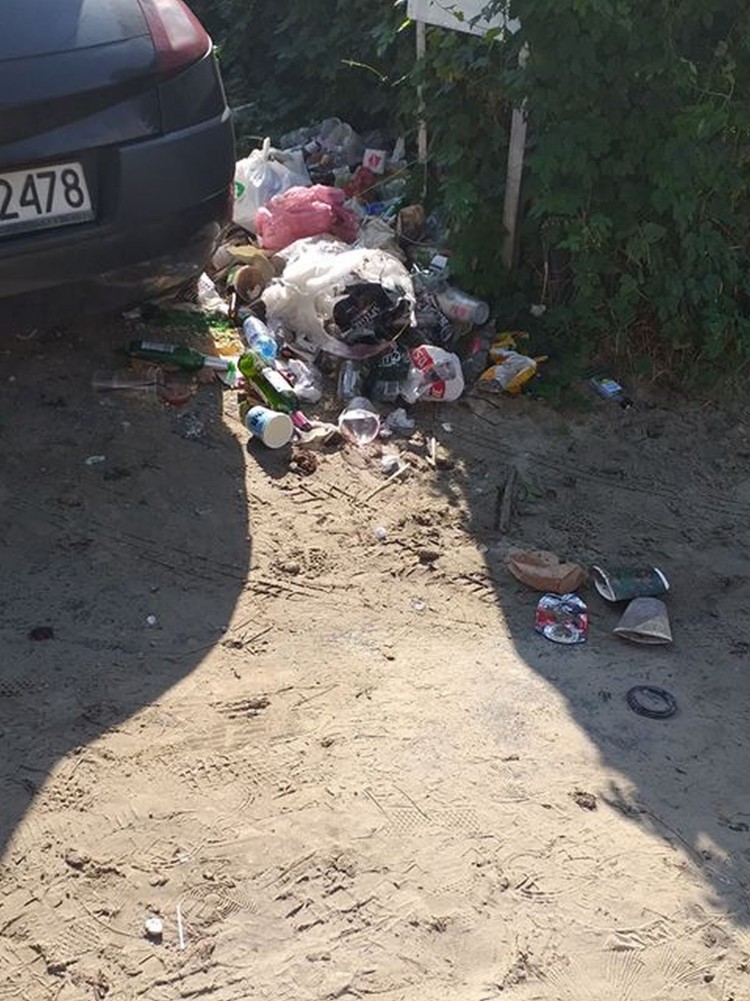 W Jantarze na plaży wciąż brudno. Turyści zaniepokojeni sytuacją.