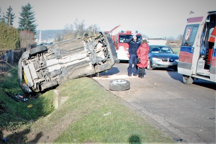 Patrzmy w lusterka. Zderzenie dwóch samochodów podczas wyprzedzania.