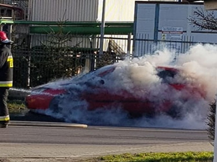 Pożar osobówki na Sikorskiego w Malborku.