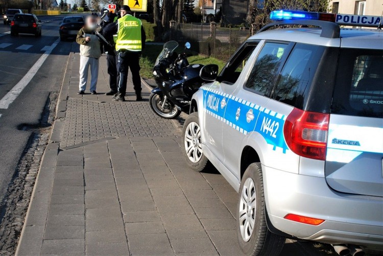 Motocyklista z obrażeniami ciała trafił do szpitala. 