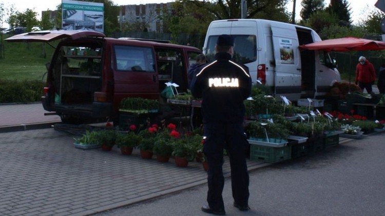 Targowisko miejskie pod czujnym okiem policjantów.