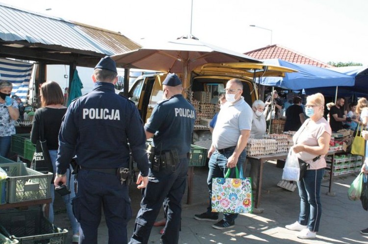 Miejskie targowisko pod czujnym okiem policjantów.