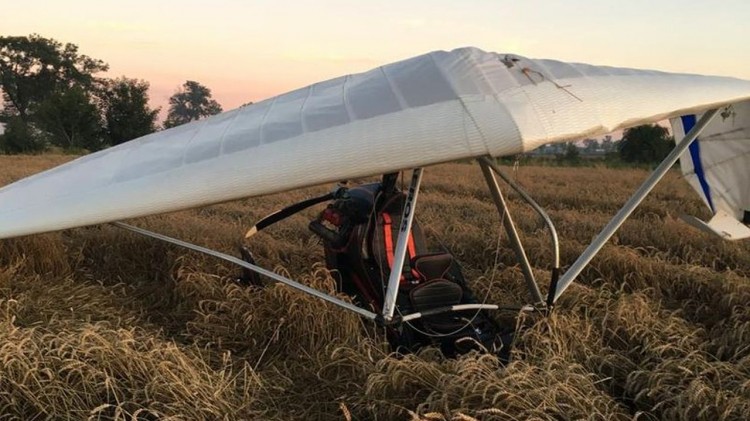 Motolotnia spadła na ziemię. Pilot trafił do szpitala.