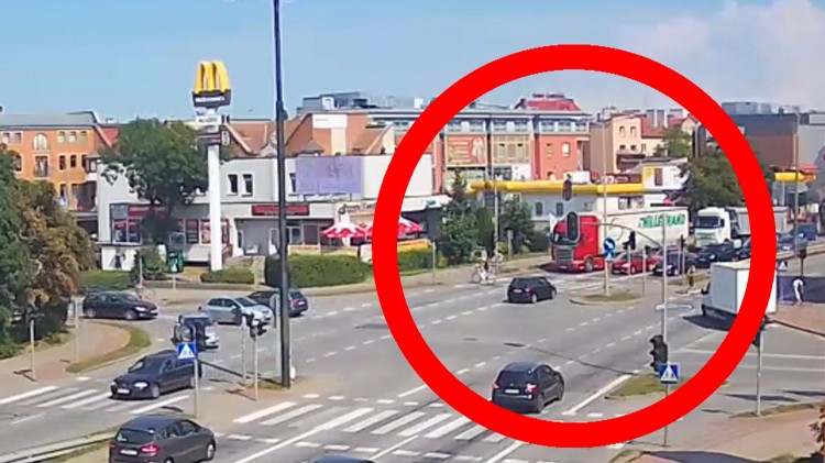 Rozkojarzenie przyczyną pomyłki kierowcy na skrzyżowaniu w Malborku?