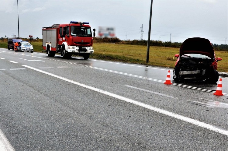 DK22. W wyniku zderzenia osobówek dwie osoby trafiły do szpitala.