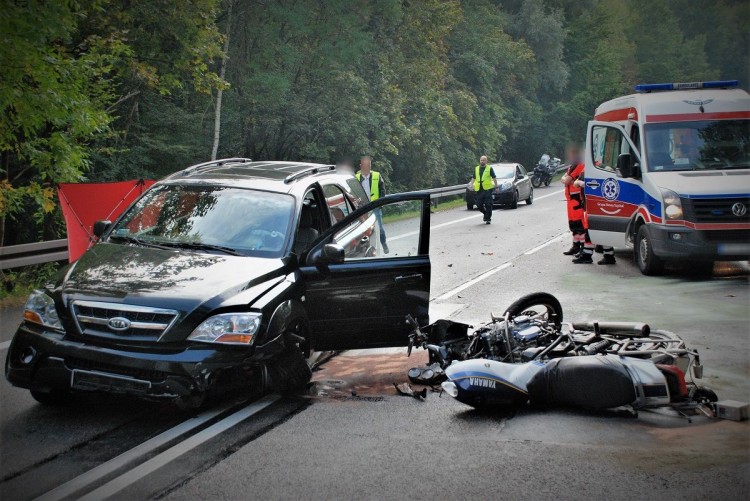 DK91. Motocyklista zginął na miejscu po czołówce z osobówką.