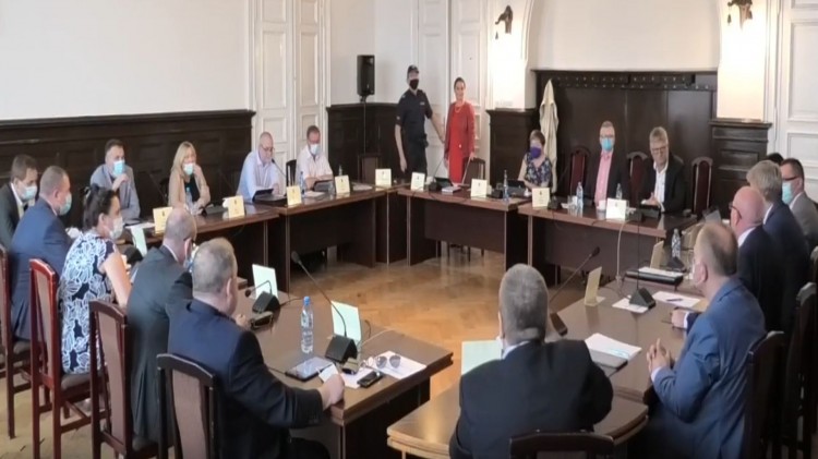 ?Ilość głupot wypowiedzianych dzisiaj przez panią mnie poraża? -…