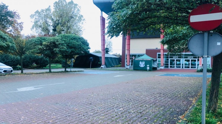 Elbląg. Powstał samochodowy punkt poboru wymazu „drive-thru”.