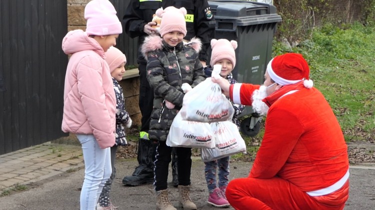 Gmina Nowy Staw. 6 grudnia Mikołaj odwiedził najmłodszych mieszkańców&#8230;