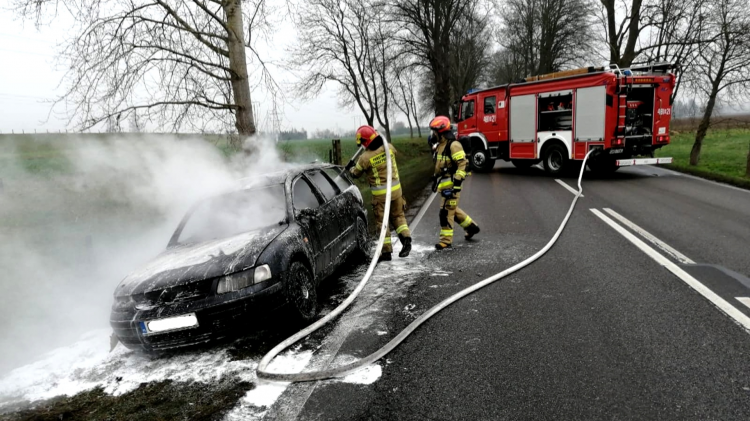 Pożar osobówki na krajowej 22 w pobliżu Królewa.