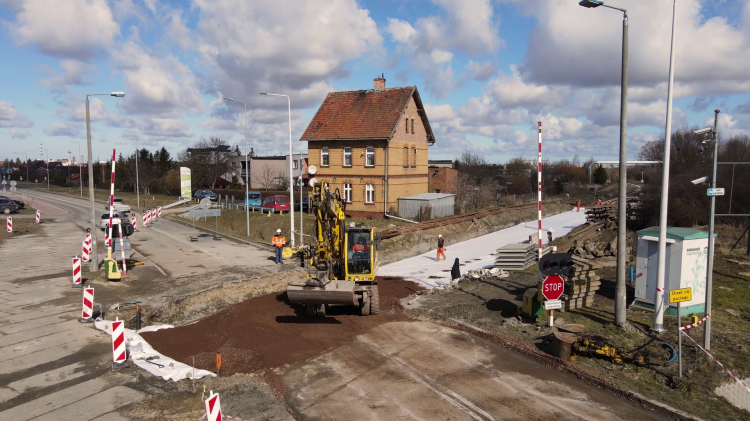 Zobacz postęp prac przy przebudowie przejazdu kolejowego linii nr 207 w Nowej Wsi Malborskiej. Wideo z lotu ptaka 
