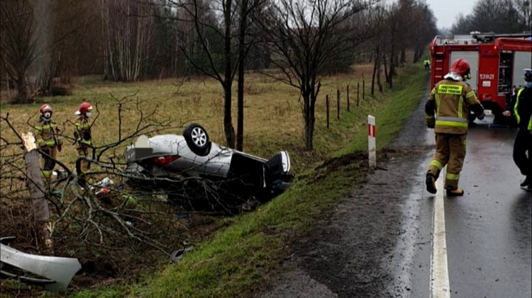 DK55. Straciła panowanie nad pojazdem i dachowała.