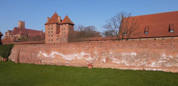 Malbork. Muzeum Zamkowe wyjaśnia skąd biały nalot na średniowiecznych&#8230;