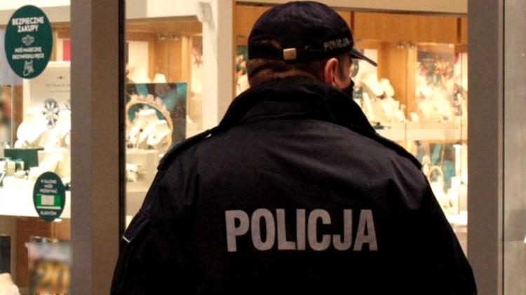 Malbork. Mimo luzowania obostrzeń, policjanci nadal na straży walki&#8230;