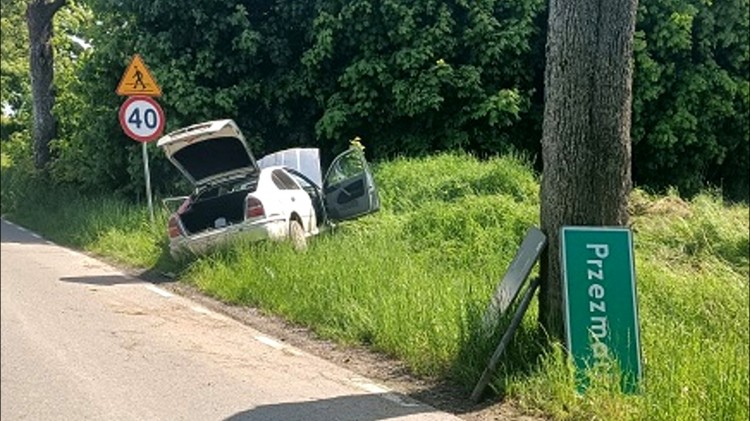 W wyniku dachowania kierowca trafił do szpitala - raport sztumskich służb mundurowych.