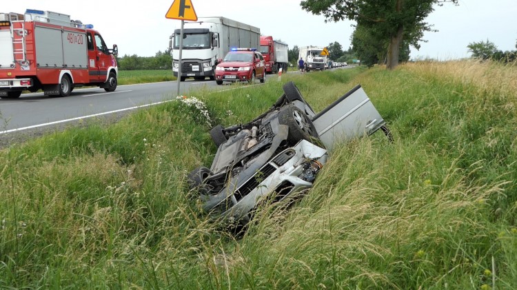 DK55. Dachowanie osobówki – jedna osoba trafiła do szpitala.