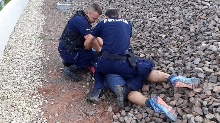 Sztum. Rozbił szyby na dworcu i zaatakował policjantów.