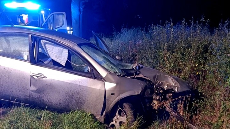 Dwie osoby ranne po uderzeniu osobówki w drzewo – raport sztumskich służb mundurowych.