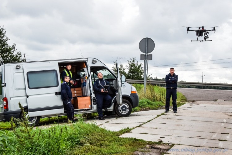 Elbląg: Policyjny dron i niebezpieczne wykroczenia drogowe. Zobacz wideo!&#8230;