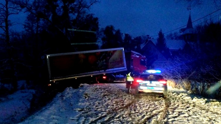 Sztum. Ciężarówka wpadła w poślizg – droga nieprzejezdna przez kilka godzin.
