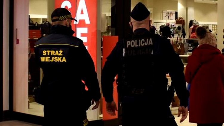 Malbork. Galerie handlowe i targowisko pod lupą policji i sanepidu.