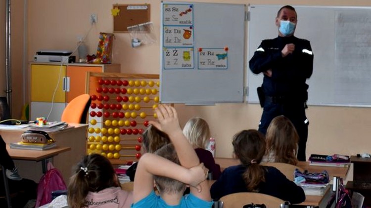 Malbork. Dzielnicowi rozmawiają z dziećmi o bezpieczeństwie podczas&#8230;