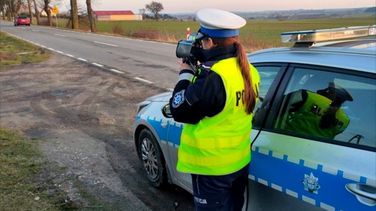 Powiat sztumski. 2 tys. zł mandatu dla kierowcy posiadającego prawo jazdy od dwóch miesięcy.
