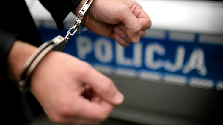Nowy Dwór Gdański. Na widok policjantów ukrył się w wodzie przydrożnym rowie.
