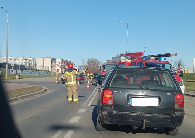 Dwie osoby w szpitalu po wypadku na skrzyżowaniu Kotarbińskiego i de&#8230;