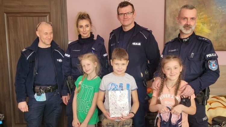 Stare Pole. Policjanci pomogli dzieciom z Ukrainy. 