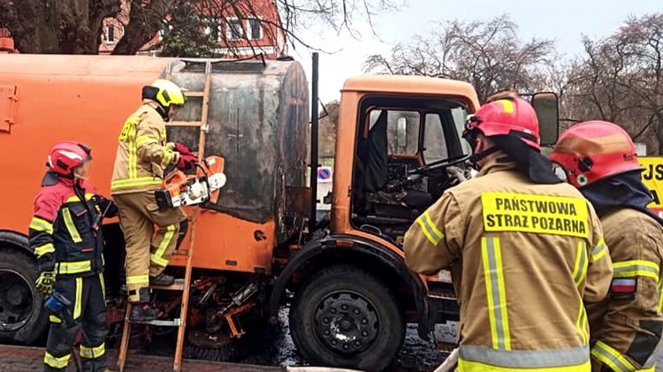 Pożar pojazdu ciężarowego – weekendowy raport malborskich służb mundurowych.
