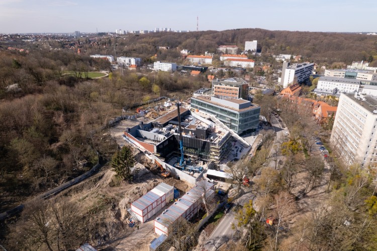 Potężny dźwig dostarcza agregaty na dach CK STOS Politechniki Gdańskiej