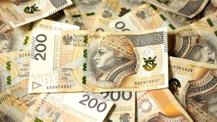 Nowy Dwór Gdański. Oddała ponad 70 tys. zł fałszywemu policjantowi.