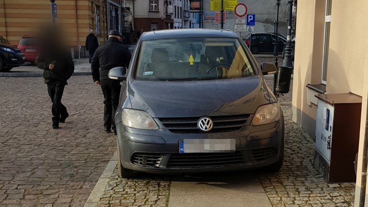 Sztum. Nieprawidłowe parkowanie najczęściej zgłaszane na Krajowej Mapie Zagrożeń Bezpieczeństwa.