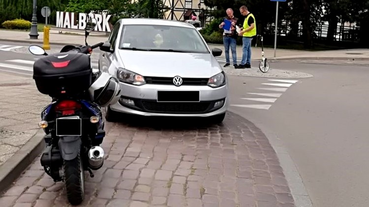 Malbork. Jedna osoba w szpitalu po potrącenie skutera w centrum miasta.