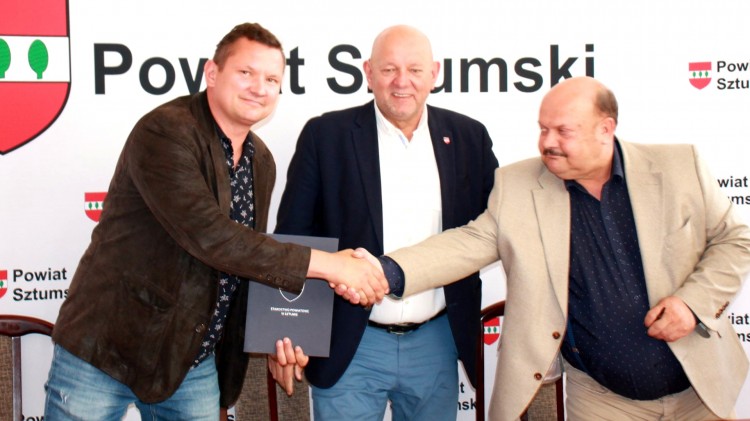 Sztum. Będą remonty dachów w powiecie – podpisano stosowne umowy.