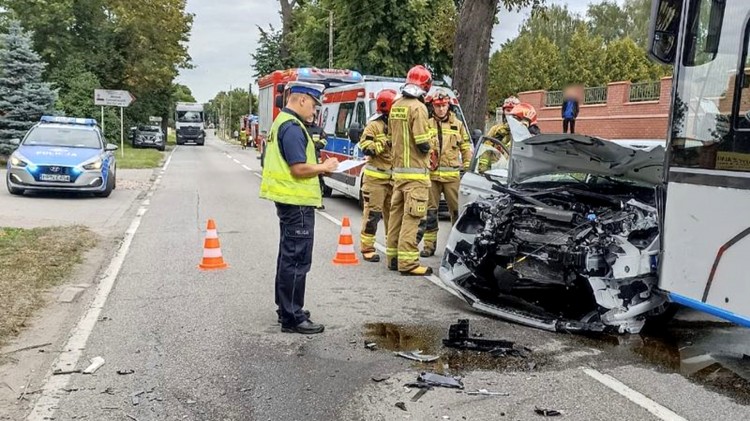 Policjanci wyjaśniają przyczyny poniedziałkowego wypadku autobusu i&#8230;