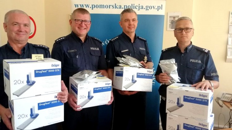 Nowy Dwór Gdański. Nowy sprzęt do walki z piratami drogowymi w rękach policjantów.