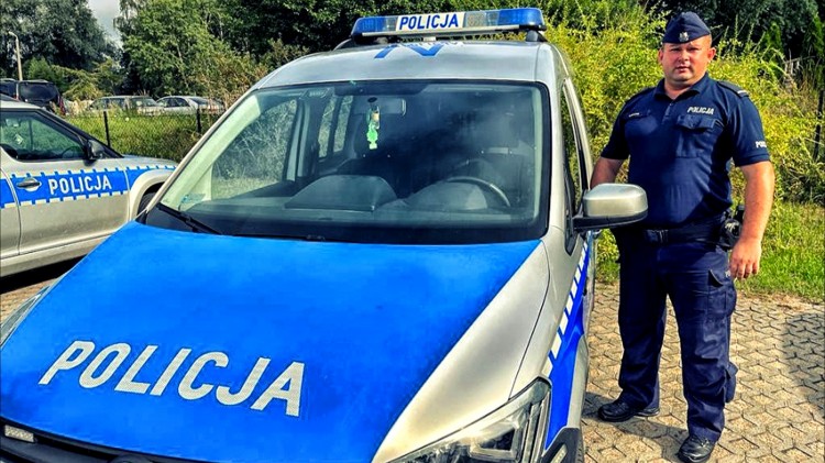 Stegna. Policjanci eskortowali do szpitala dziewczynkę po ataku kolki nerkowej.