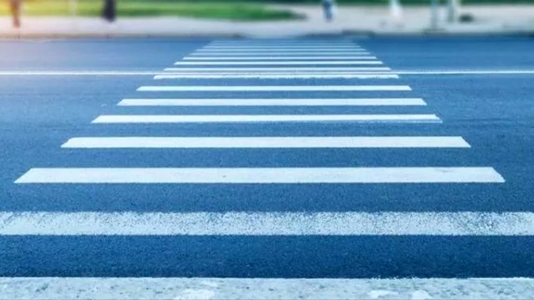 Kąty Rybackie. Za wyprzedzanie na przejściu dla pieszych dostali po 1,5 tys. zł mandatu.