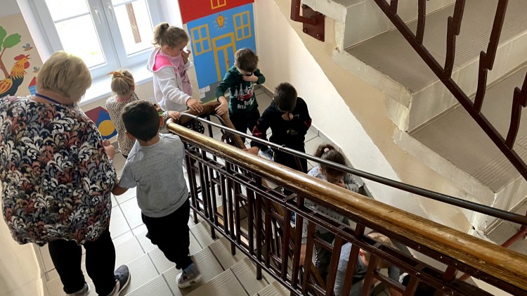 Mikołajki Pomorskie. Pożar w Szkole Podstawowej – ćwiczenia strażackie połączone z ewakuacją.