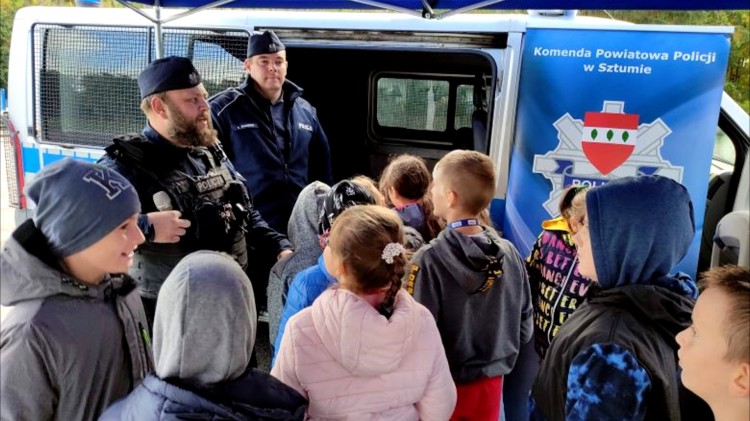 Mikołajki Pomorskie. Co to znaczy czuć się bezpiecznym – spotkanie policjantów z uczniami.