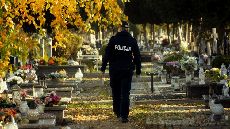 Nowy Dwór Gdański. Policjanci ostrzegają – nie dajmy się okraść na cmentarzu.